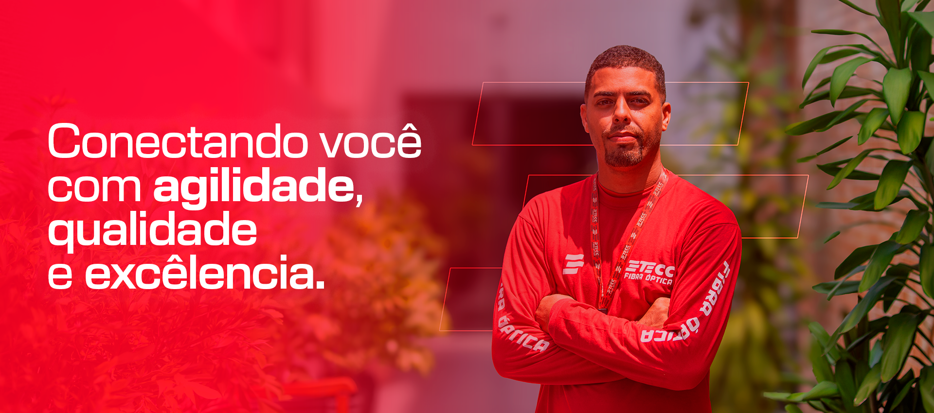 Banner: Conectando você com agilidade, qualidade e excelência — técnico da Etecc instalando fibra óptica